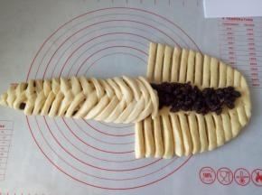 如图所示，一条压一条折回来