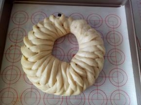 收口处捏紧，放烤盘上