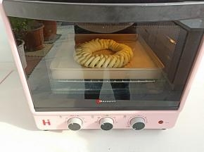 烤箱放一碗温水，打开发酵功能发酵至两倍大