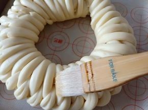 取出刷一层全蛋液
烤箱180度预热