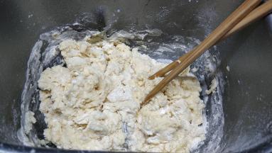 倒入高筋面粉，拌均匀