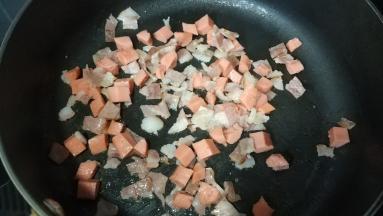 培根香肠切成丁放入锅里炒香