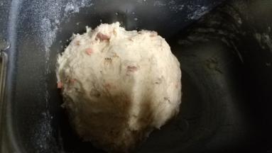 放入面包捅里，和面功能半小时，放入黄油揉至扩展阶段