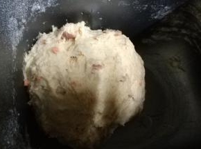 放入面包捅里，和面功能半小时，放入黄油揉至扩展阶段