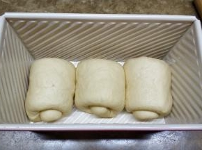 放入吐司盒里