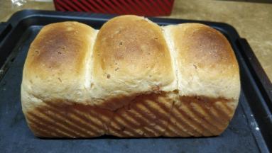 烤好，震一震吐司盒再拿出吐司