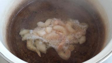 虾仁、鲜贝氽水撈出沥干水备用。