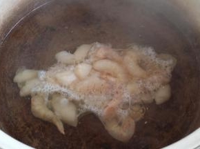 虾仁、鲜贝氽水撈出沥干水备用。