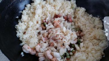 翻炒均匀后放其他辅料（炒鸡蛋除外）。