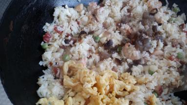 继续翻炒均匀放鸡蛋、盐、鸡粉翻炒均匀即可。