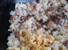 继续翻炒均匀放鸡蛋、盐、鸡粉翻炒均匀即可。