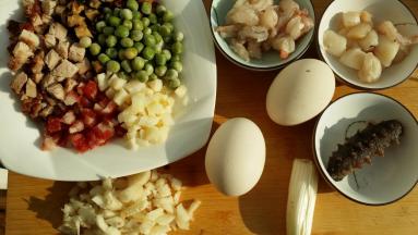 虾仁去沙线冲洗干净与鲜贝加料酒白胡椒一个蛋白抓匀备用。其他辅料切小丁备用。