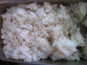 米饭用一个蛋黄拌匀备用。