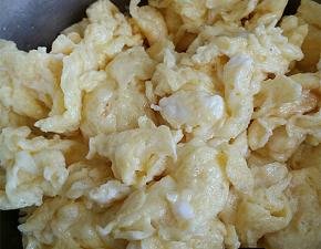 鸡蛋炒熟盛碗里备用。