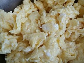 鸡蛋炒熟盛碗里备用。