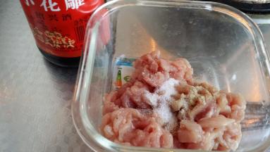 里脊肉洗净切丝，加料酒少许白胡椒，适量生粉上浆入味去腥备用。