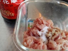 里脊肉洗净切丝，加料酒少许白胡椒，适量生粉上浆入味去腥备用。