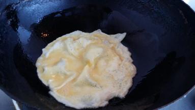 鸡蛋摊皮备用，