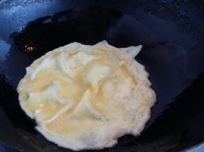 鸡蛋摊皮备用，