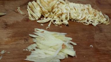 葱姜切丝、鸡蛋皮切丝备用。