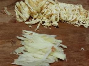 葱姜切丝、鸡蛋皮切丝备用。