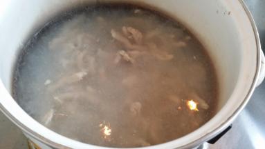 锅里放水下浆好的肉丝氽熟，捞出沥干净水。