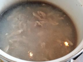 锅里放水下浆好的肉丝氽熟，捞出沥干净水。