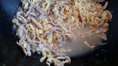 加鸡蛋丝、高汤和白胡椒、放盐、糖煮3到4分钟加鸡粉、沿着锅边淋入，淋香油水淀粉勾芡。