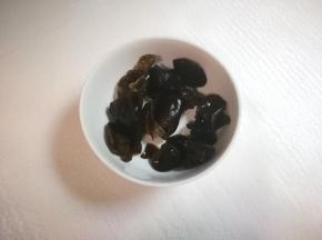 黑木耳浸泡半小时洗净