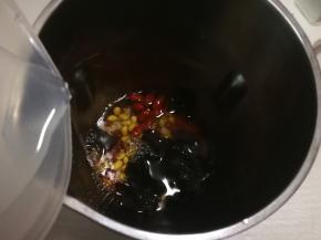 将所有食材一起放入豆浆机里面，放入到上下刻度之间清水