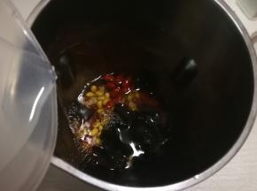 将所有食材一起放入豆浆机里面,放入到上下刻度之间清水