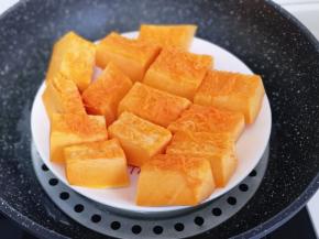 切好的南瓜隔水蒸熟！