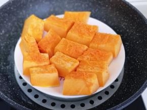 切好的南瓜隔水蒸熟！