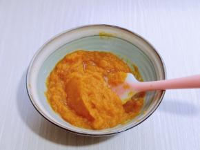 蒸熟的南瓜取出，放入大口器具中，用硅胶铲搅拌均匀至南瓜泥状即可！