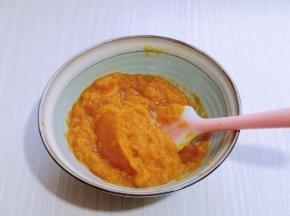 蒸熟的南瓜取出，放入大口器具中，用硅胶铲搅拌均匀至南瓜泥状即可！