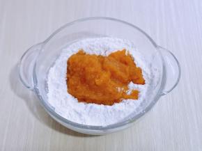 分次将南瓜泥加入糯米粉中，量一定要自己掌握，可以揉成面团就可以。(不同的糯米粉吸水性不同，不同品种的南瓜含水分不同，所以根据实际情况增减南瓜泥)