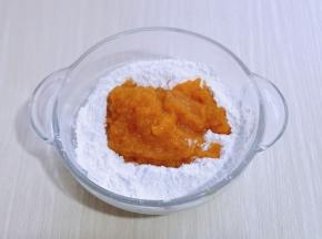 分次将南瓜泥加入糯米粉中，量一定要自己掌握，可以揉成面团就可以。(不同的糯米粉吸水性不同，不同品种的南瓜含水分不同，所以根据实际情况增减南瓜泥)