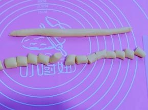 再将面团搓成细长条状，再切出小面团！如图