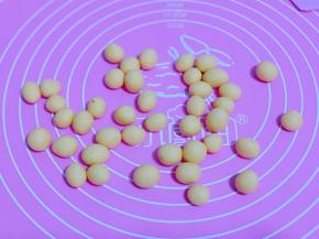 之后用手掌心将每个小面团搓圆即可！(一次性吃不完的话，可以密封好放入冰箱冷冻，吃的时候取出再煮很方便)