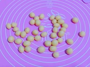 之后用手掌心将每个小面团搓圆即可！(一次性吃不完的话，可以密封好放入冰箱冷冻，吃的时候取出再煮很方便)
