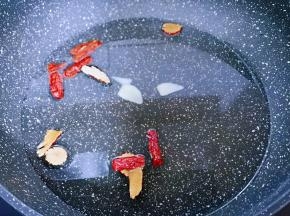 锅中加入纯净水，加入红枣片，再加入切好的姜片！