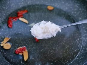 加入两勺酒酿。(酒酿的量可以根据个人喜欢增加)