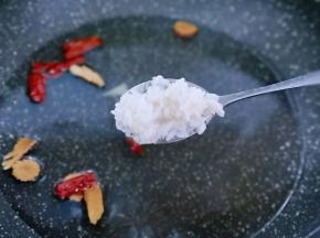 加入两勺酒酿。(酒酿的量可以根据个人喜欢增加)