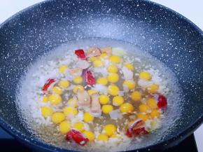 水烧开后下去南瓜小圆子！