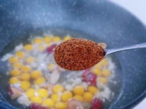 加入甘汁园纯正红糖！将南瓜小圆子煮熟！(小圆子漂浮在水面上就熟了)