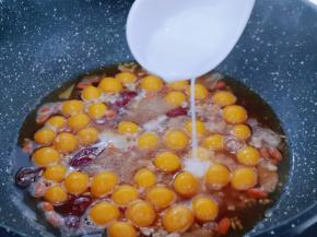 倒入淀粉勾芡搅拌均匀，即可关火！