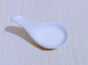 将淀粉加入一小勺水化成液体！