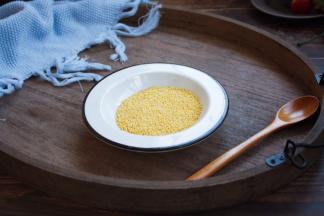 准备好小米。 
小米因富含维生素B1、B12等，具有防止消化不良及口角生疮的功效；小米具有防止反胃、呕吐的功效；小米具有减轻皱纹、色斑、色素沉着的功效；还具有滋阴养血的功能，可以使产妇虚寒的体质得到调养，帮助她们恢复体力。