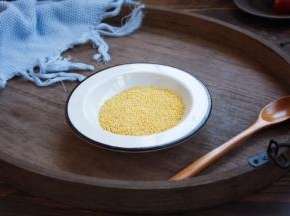 准备好小米。 
小米因富含维生素B1、B12等，具有防止消化不良及口角生疮的功效；小米具有防止反胃、呕吐的功效；小米具有减轻皱纹、色斑、色素沉着的功效；还具有滋阴养血的功能，可以使产妇虚寒的体质得到调养，帮助她们恢复体力。
