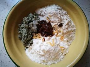 加入虾皮，豆瓣酱，黑胡椒粉，盐